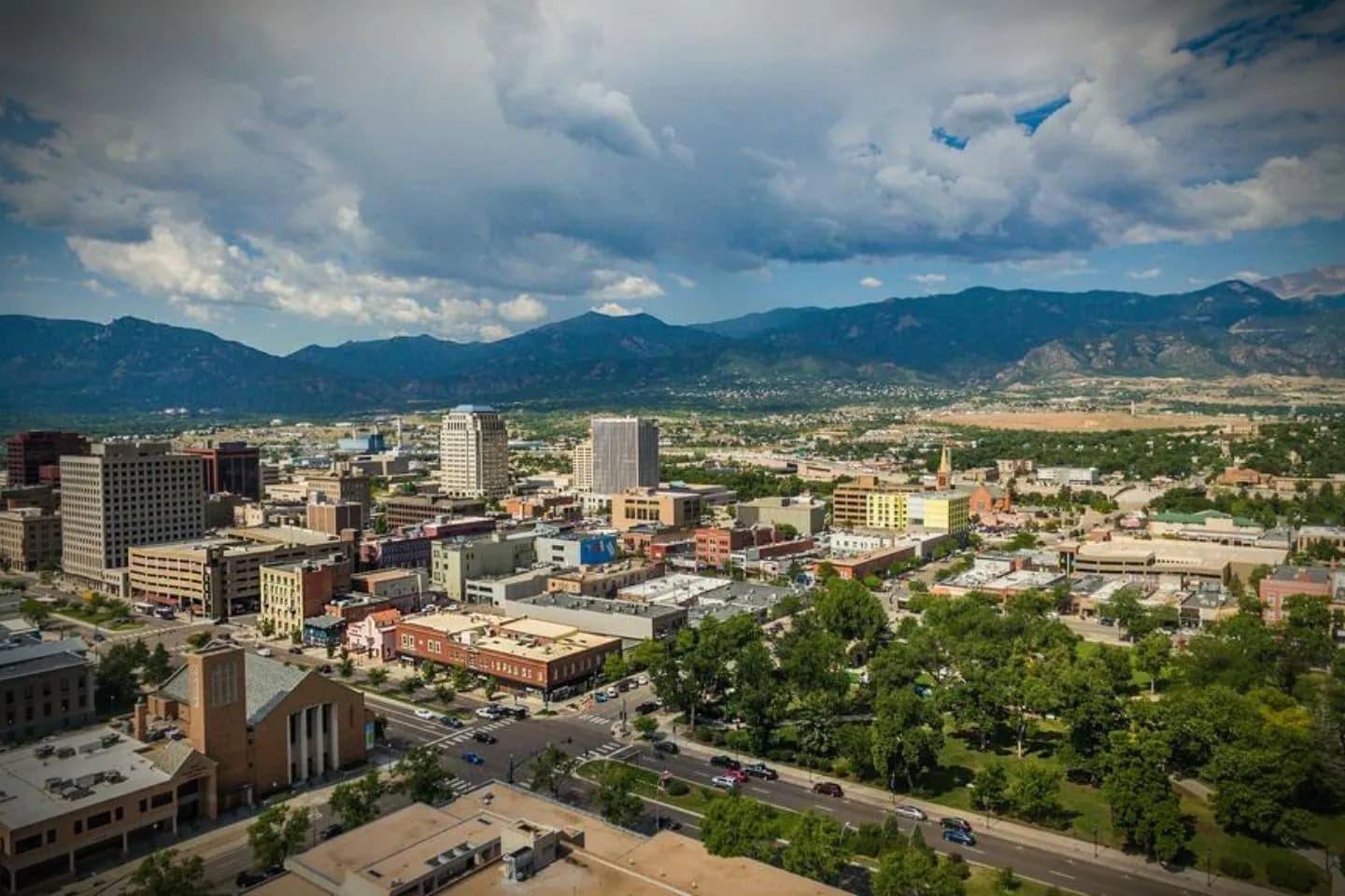 Luxury car service in Colorado CO airport and mountain transportation