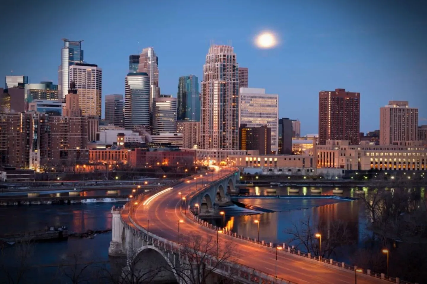 Executive SUV from Minnesota, MN Chauffeur Service providing airport transfer at Minneapolis Saint Paul International Airport