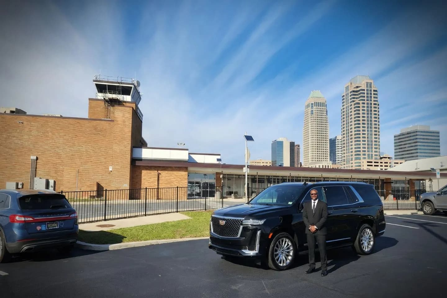 Delaware, DE Car Service luxury sedan with professional chauffeur waiting for airport pickup