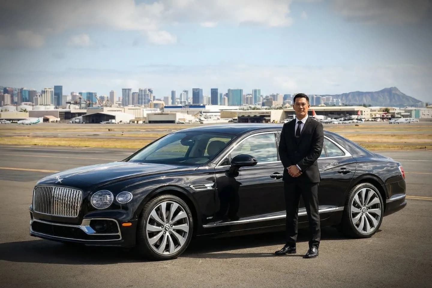 Hawaii, HI Car Service limousine driving along scenic coastal road in Honolulu
