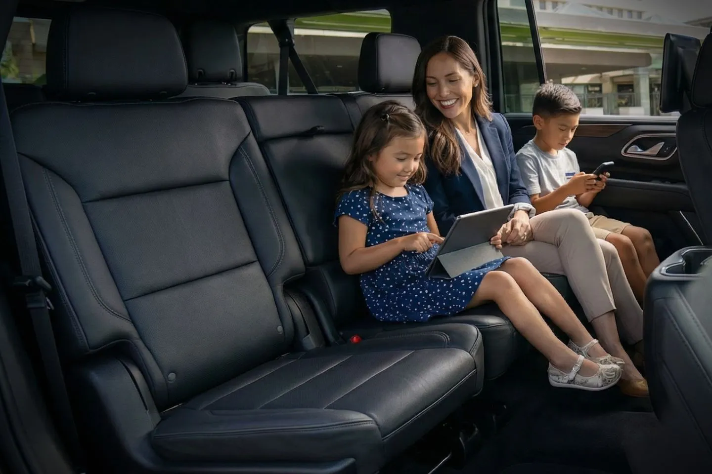 Union Limousine fleet vehicle at Daniel K. Inouye Airport curbside in Oahu