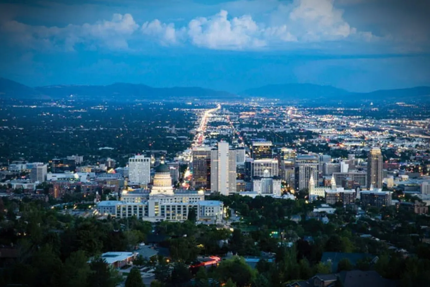 Chauffeur Service in Utah, UT Airport transfer vehicle from Utah, UT Chauffeur Service with luggage assistance by driver