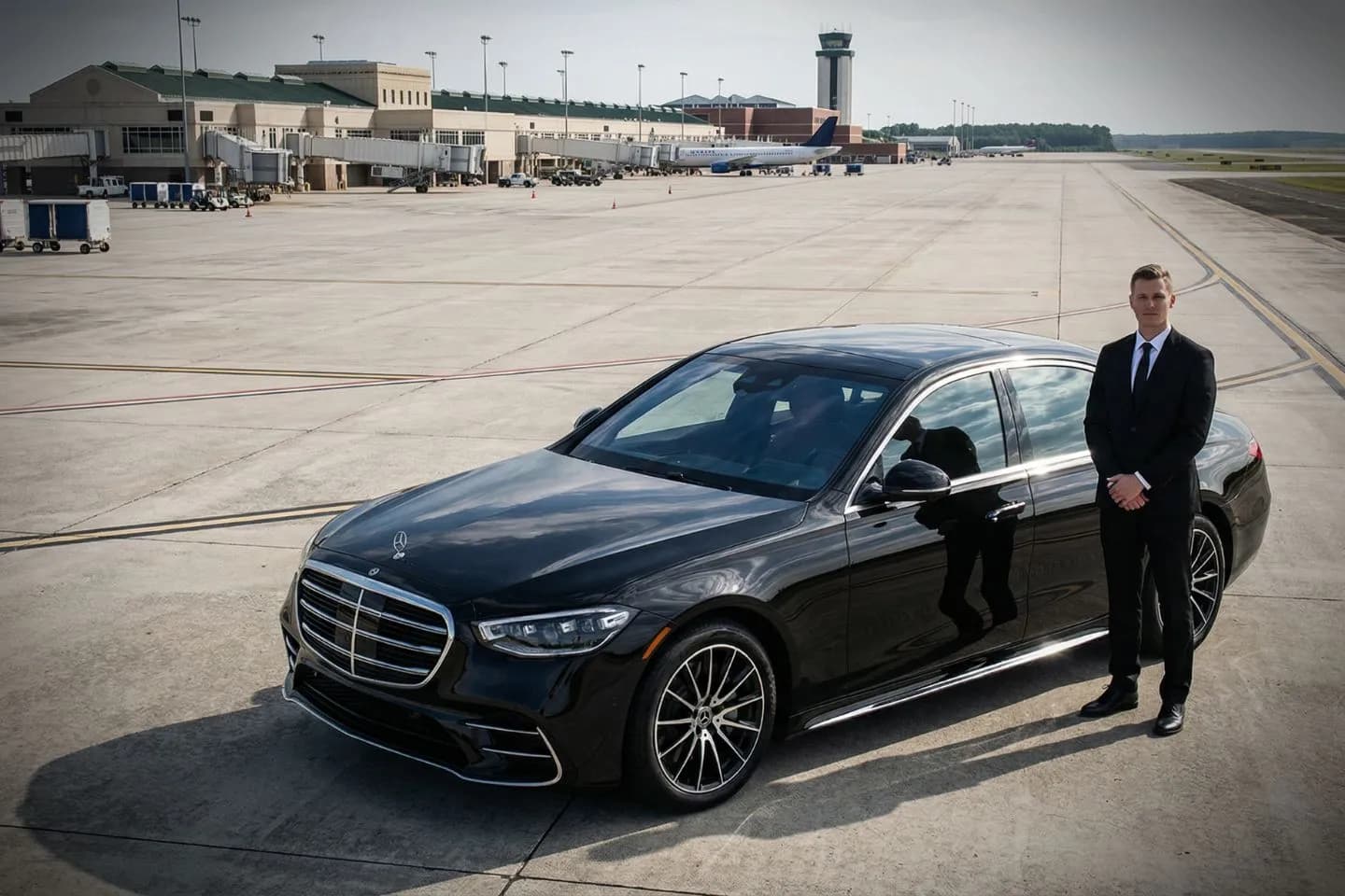 Savannah/Hilton Head International (SAV) Airport Car Service Black BMW 7 Series chauffeured car at Savannah airport for ride to Bluffton and the Palmetto Bluff
