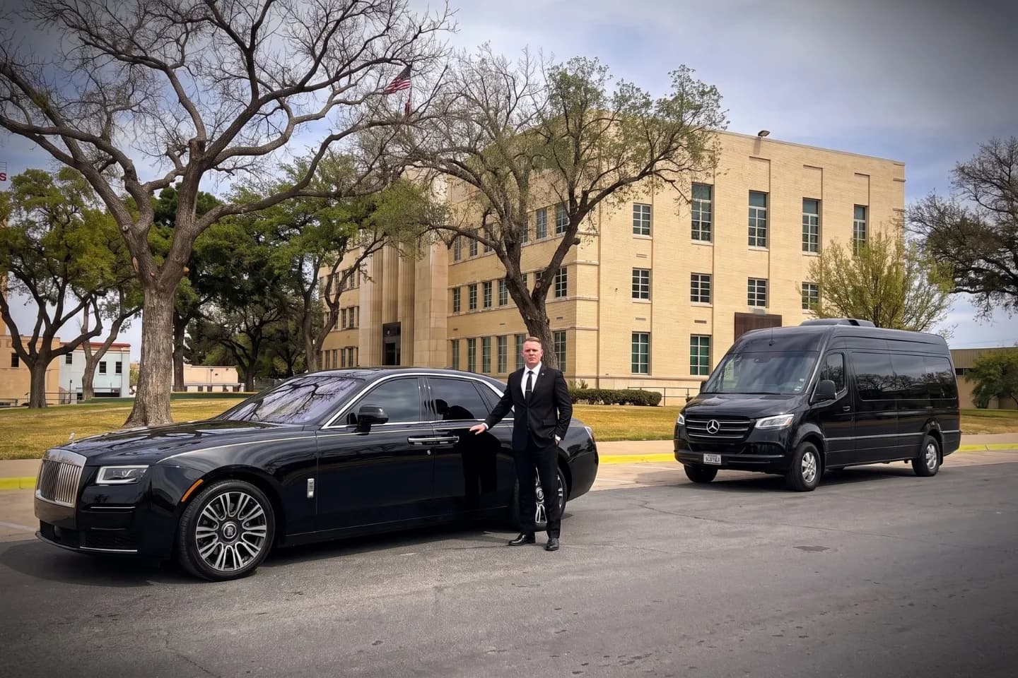 Car Service in Howard, TX Luxury chauffeur car service in Howard, TX for local and long-distance travel