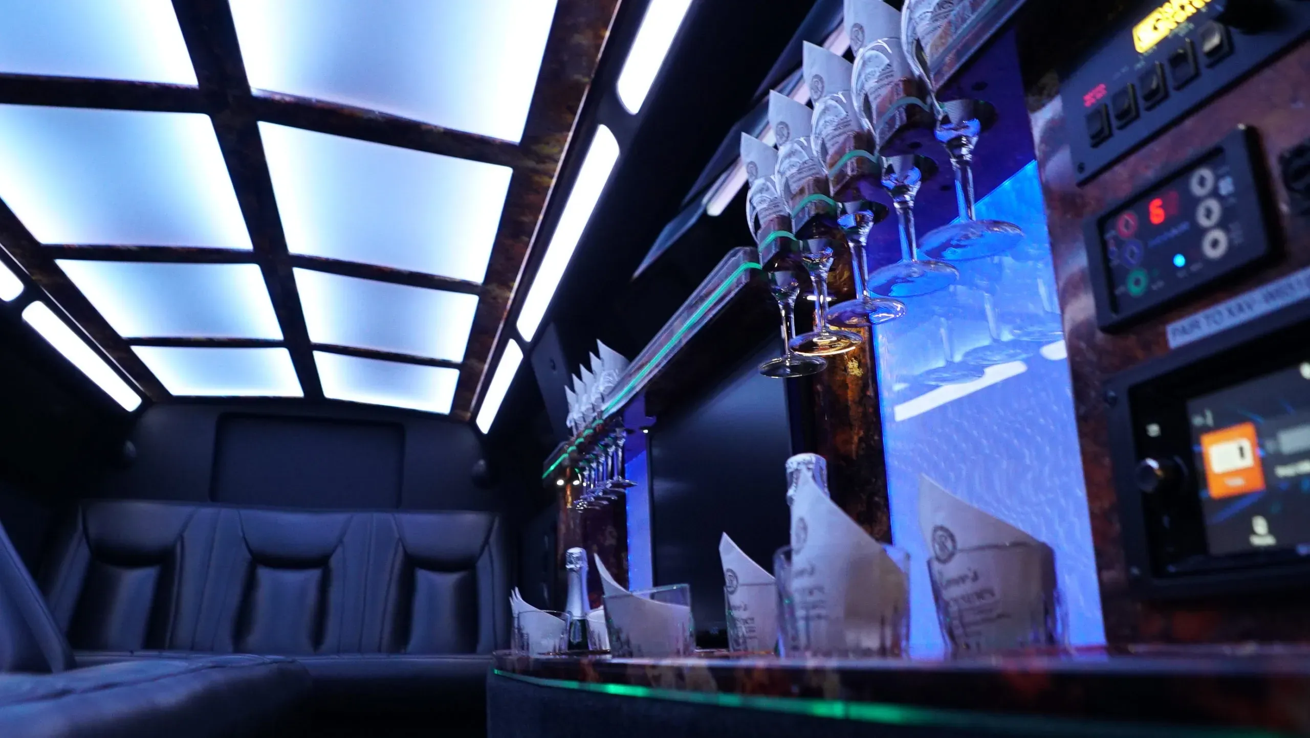 fleet-gallery-stretch-limo-10-passenger05