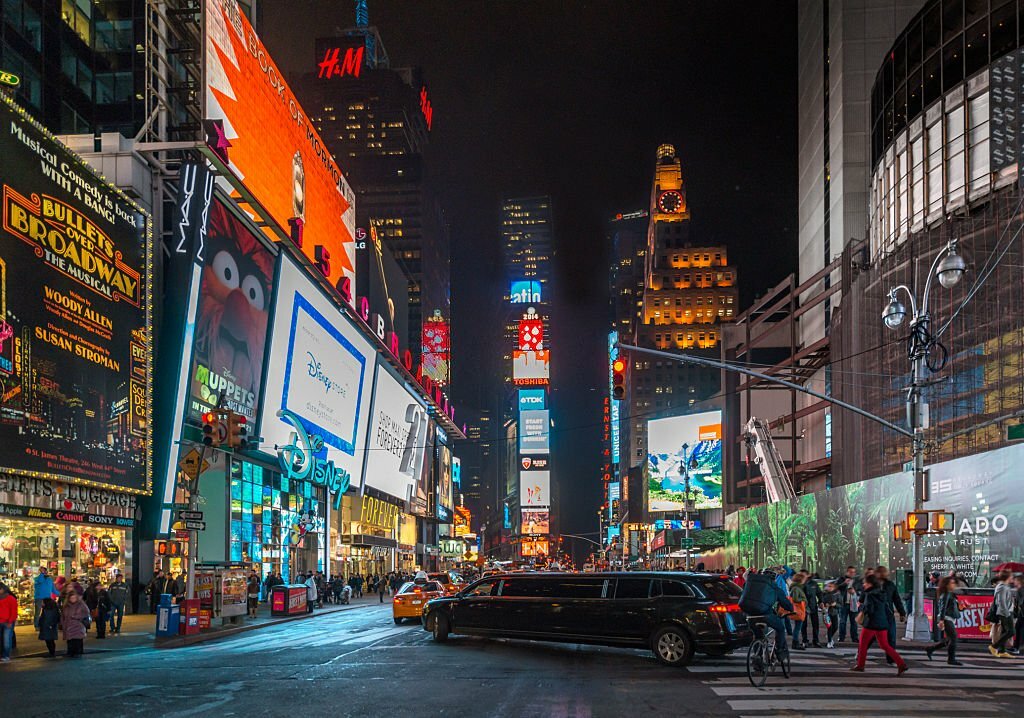 Night Tour Limousine NYC: Luxury evening exploration.